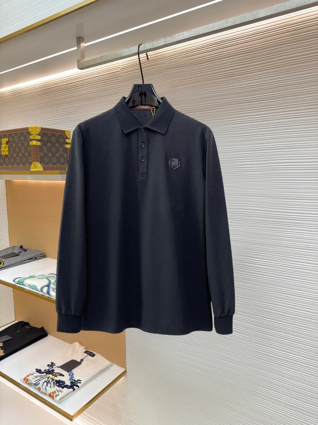 LP New Arrival long-sleeved Polo shirt, original fabric, official Same Style, made of pure cotton pique fabric, custom-made in the same vat, feels very comfortable and smooth, very wide and stylish, produced by factory for first-line brands, imported Behringer embroidery machine, embroidery is full and textured, collar and collar ribs are woven with imported yarn, does not deform after long-term wear, the most New Arrival style in autumn and winter, fashionable and individual Super Versatile and good-looking. It is very suitable for both men and women. It is a must-have for everyone. Size: M-XXXL
